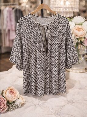 Max Studio Boho Blouse XS Black White Print Tie Neck Puff Sleeve